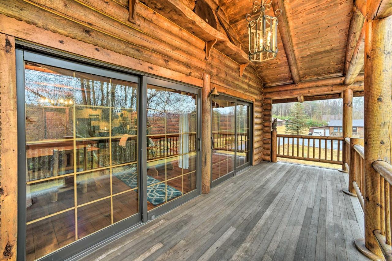 Spacious Cabin With Decks Near Saratoga Springs Middle Grove Exterior foto