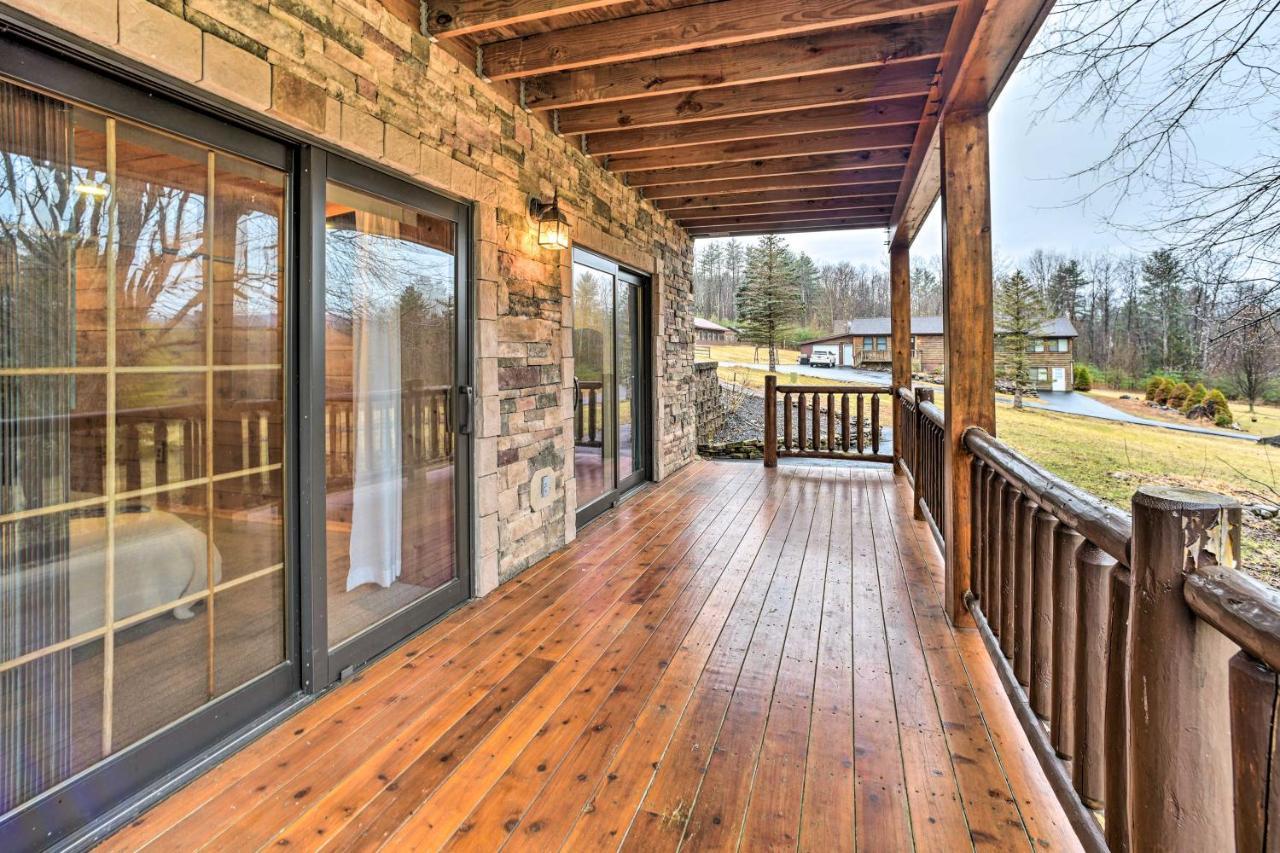 Spacious Cabin With Decks Near Saratoga Springs Middle Grove Exterior foto